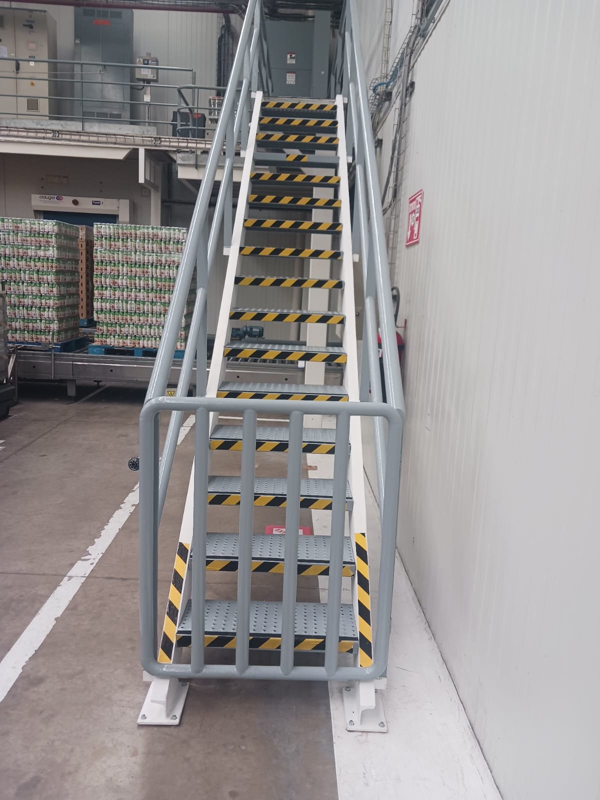 Escalera industrial con señalización